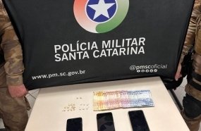 Dupla é presa com drogas após PM monitorar ponto de tráfico 