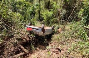 Veículo com mulher e criança capota em ribanceira 