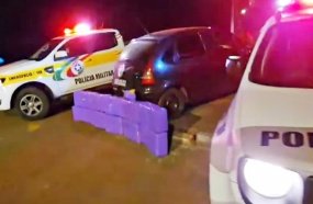 Carro com mais de 200 kg de maconha bate em muro após perseguição policial