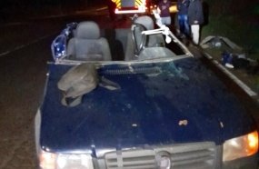 Colisão entre carro e caminhão deixa três feridos, dois em estado grave