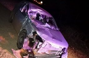 Duas pessoas ficam feridas após carro bater na traseira de trator 