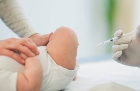 Pais são condenados a pagar multa por não vacinarem bebê contra a Covid-19
