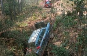 Mulher e crianças ficam feridas após carro cair em barranco 