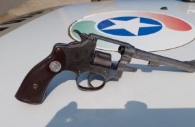 Casal é preso após PM encontrar revólver em caminhão abordado 