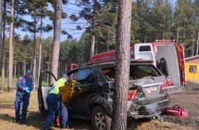 Idoso fica ferido após carro sair da pista e capotar na SC-120