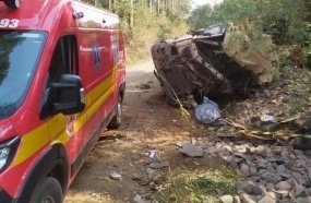 Motorista morre após caminhão tombar no interior de Joaçaba