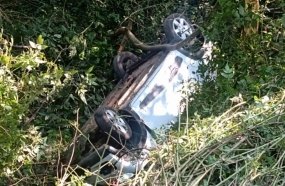 Motorista é resgatado após capotamento de carro em barranco