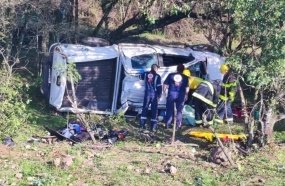 Condutora é resgatada com ferimentos após capotar caminhonete na BR-282