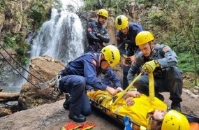 Bombeiros realizam simulado de salvamento em altura na cascata