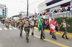Desfile cívico reúne 35 entidades em Herval d'Oeste