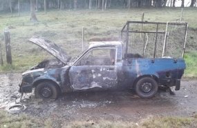 Bombeiros combatem incêndio em picape na SC-452