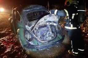 Fusca é destruído por incêndio no interior de Irani