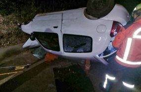 Motorista é preso por embriaguez e porte ilegal de arma após capotar carro