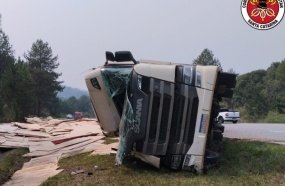 Motorista sofre escoriações ao capotar carreta na BR-470
