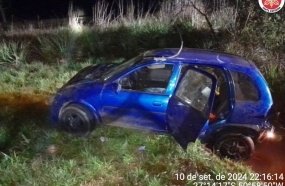 Motorista abandona carro após capotar em barranco 