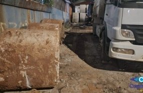 Motorista morre prensado contra tubo de concreto pelo próprio caminhão 