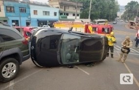 Carro tomba e atinge motociclista após colisão na rotatória 
