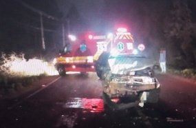 Carro fica destruído após colidir contra trator na SC-135