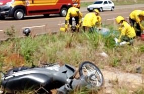 Motociclista é arremessado após colidir na traseira de caminhão