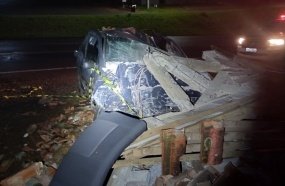 Motorista fica ferido após colidir contra ponto de ônibus na SC-150