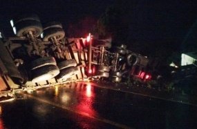 Carreta tomba após sair da pista em Ponte Serrada 