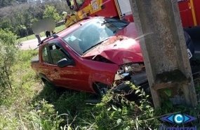 Colisão de picape em poste deixa casal de idosos ferido 