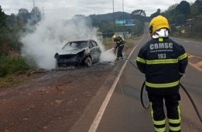 Gestante escapa ilesa após carro pegar fogo na SC-135