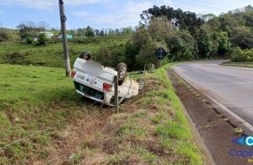 Carro capota e para com as rodas para cima na SC-150