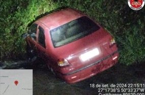 Veículo cai em rio após sair da pista em Curitibanos 