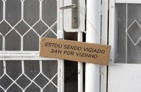 Morador instala placa acusando vizinho de espioná-lo