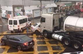 Carreta é atingida por carro no semáforo da Avenida XV de Novembro
