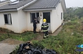 Raio atinge casa e danifica vários eletrodomésticos