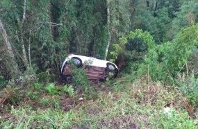 Quatro pessoas ficam feridas após carro cair em ribanceira na BR-153