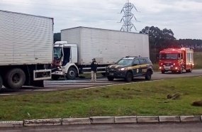 Condutor fica preso às ferragens após colisão entre caminhões em Campos Novos 