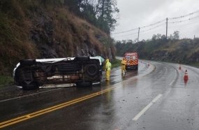 Capotamento de caminhonete deixa uma pessoa ferida na SC-135