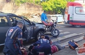 Casal é arremessado após colisão entre carro e moto em Joaçaba