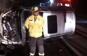 Jovem capota carro após colisão contra paredão de rochas na SC-135