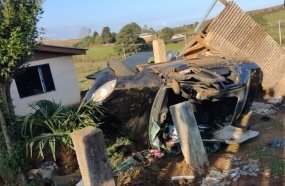 Motorista sofre fratura exposta após colisão contra muro de residência
