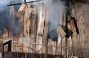Pai e filho ficam feridos após incêndio em galpão agropecuário