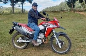 Motociclista morre após colisão frontal contra caminhonete