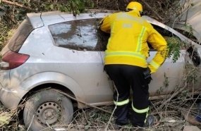 Jovem fica ferida após capotar carro em ribanceira na SC-464