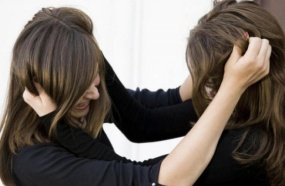 Esposa é condenada por agredir amante do marido em público 