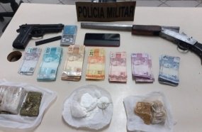 Homem é preso com armas e drogas após ameaçar funcionárias de boate