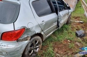 Carro colide contra defensa metálica após sair da pista no Contorno Viário 