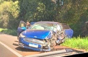 Colisão entre carro e carreta deixa duas pessoas feridas na BR-282