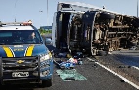 Tombamento de caminhão interdita viaduto em Chapecó
