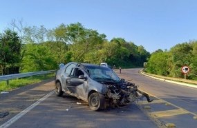 Motorista fica preso às ferragens após colisão contra carreta na BR-153