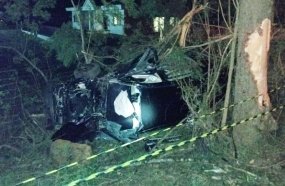 Carro é arremessado para fora da pista após colisão contra caminhonete na SC-355