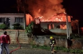Mulher que incendiou casa com mãe e padrasto é condenada
