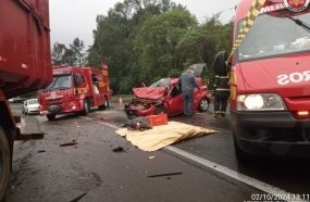 Colisão frontal entre carro e caminhão deixa motorista preso às ferragens